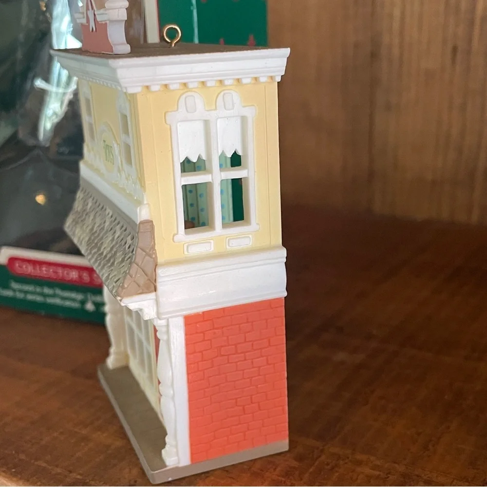 Hallmark Collector's Series 1985 ~ 2nd in Series Nostalgic Dollhouse ~ Toy Shop